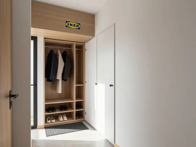 Vstupní zóna v malém bytě: skládací a závěsné řešení pro úsporu prostoru