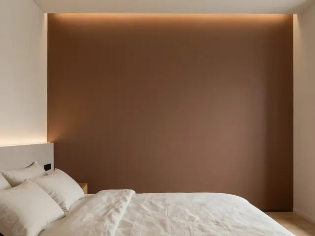 Barvy roku 2025 v interiéru: Od Mocha Mousse po sametové zlato