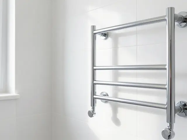 Černá, mosaz nebo chrom? Jak vybrat barvu kovových doplňků do koupelny